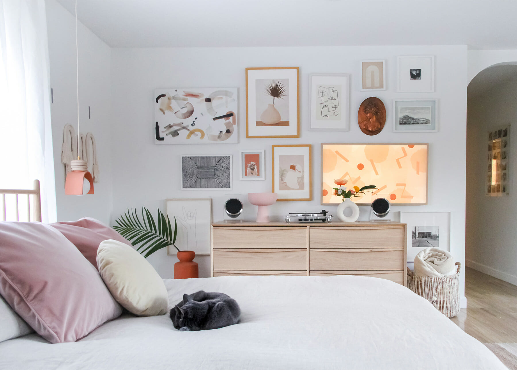 Tempat Tidur dan Meja Rias Lenia White Oak ditampilkan di samping dinding galeri.